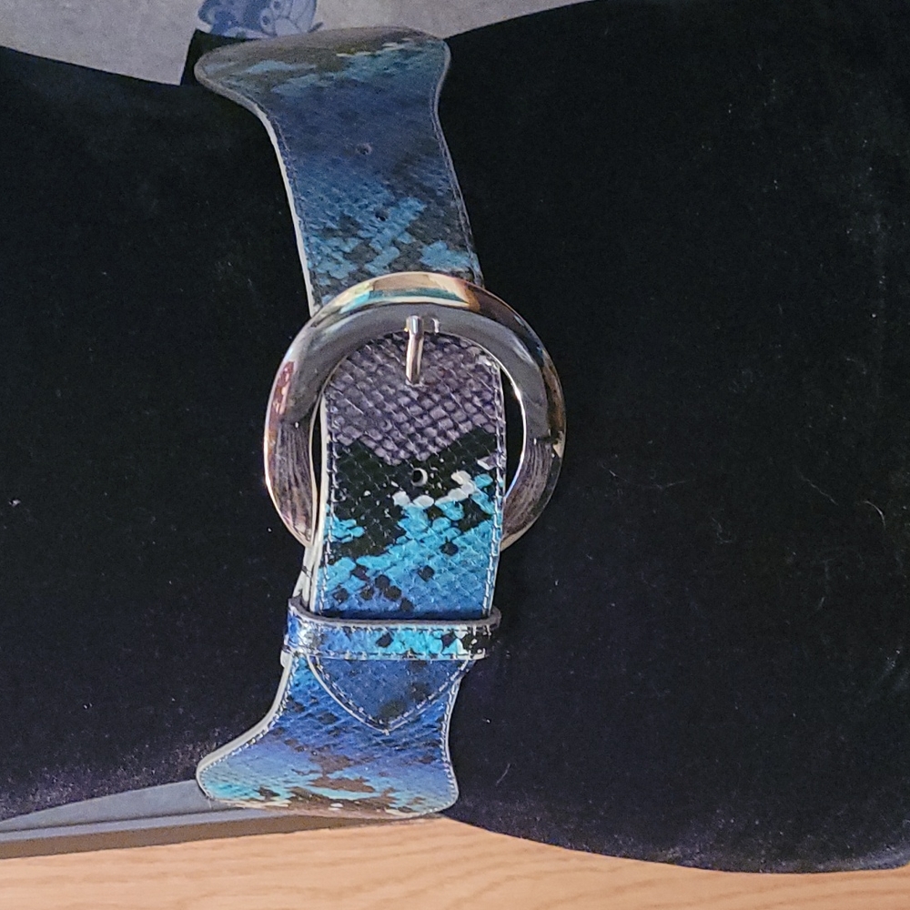 Free with any bundle! NY & Co. Wide stretch belt blue repitle print